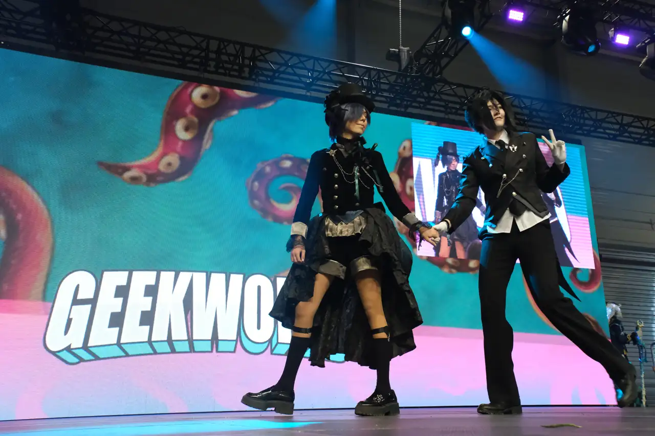 Two Cosplayer walking on the Catwalk
