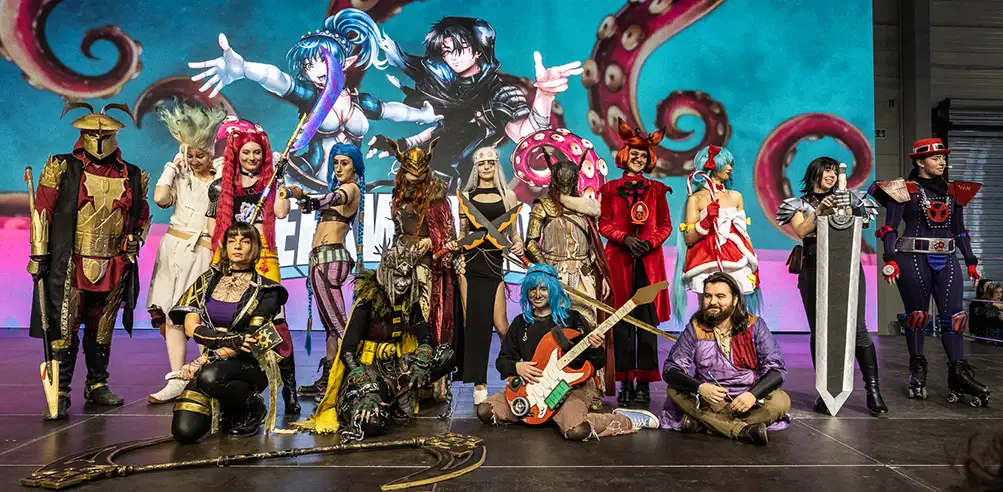 Teilnehmer:innen des Cosplay Contst 2025 auf der Main Stage beim Gruppenfoto