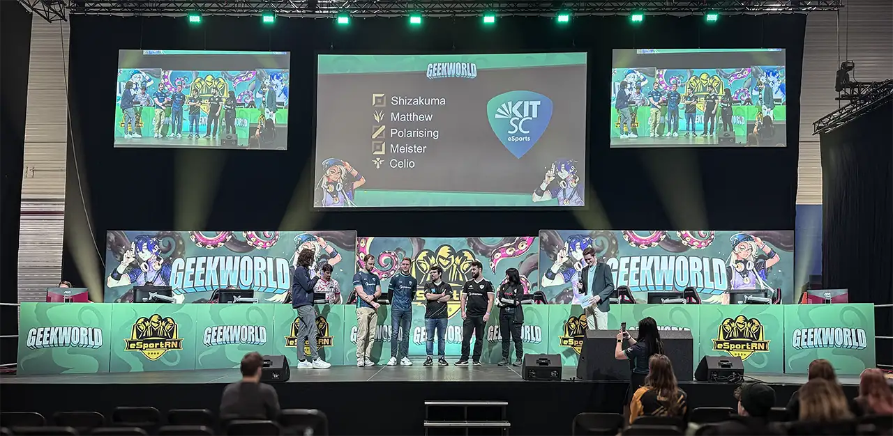 Gaming Stage mit Moderatoren und Teilnehmer:innen