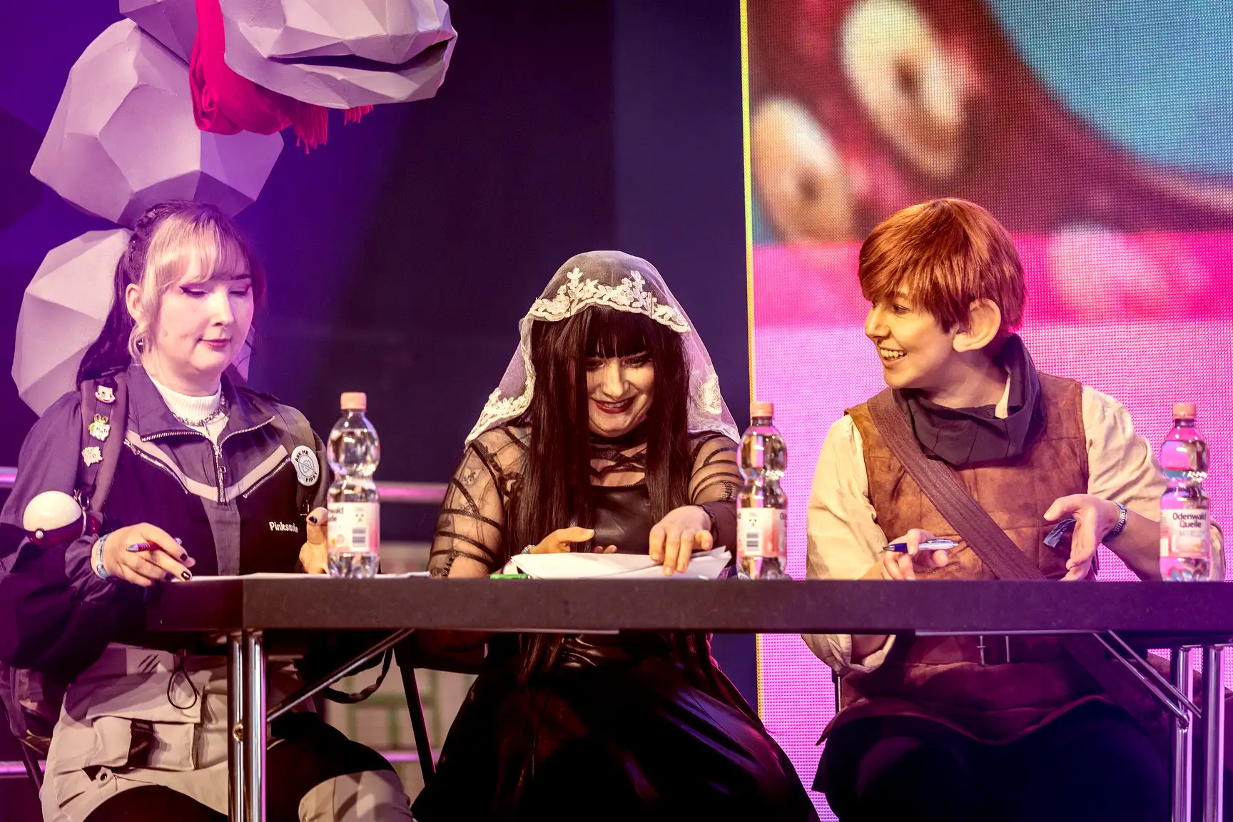 Die Jury beim beraten auf der Main-Stage