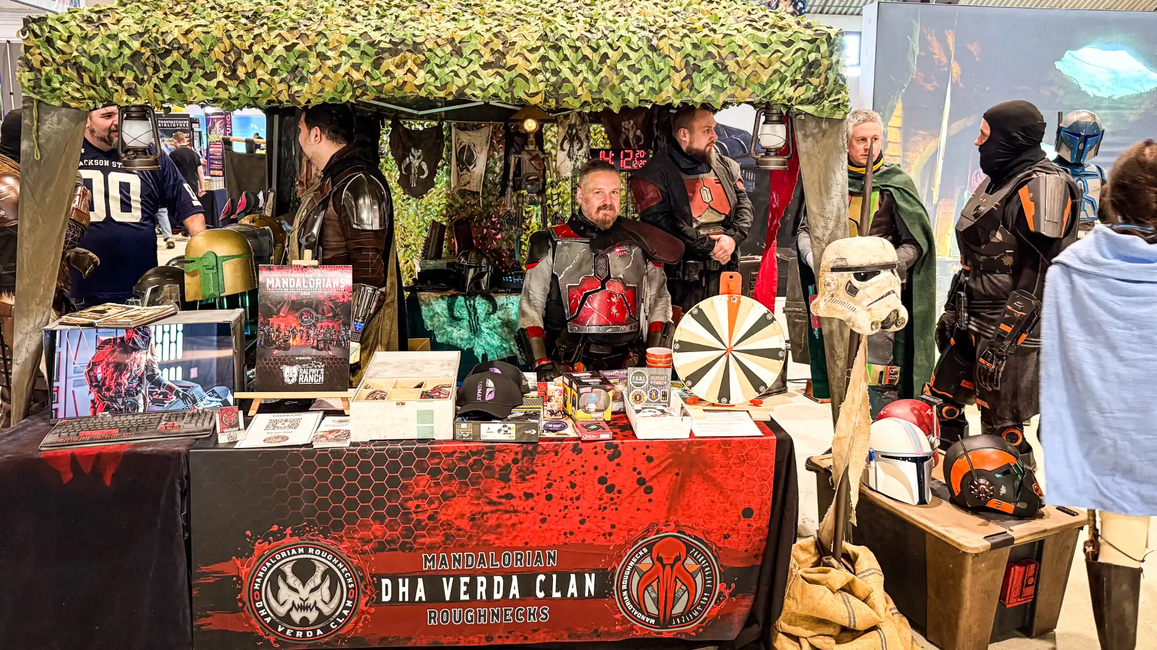 Mitglieder der Mandalorian Roughnecks vor ihrem Headquarter