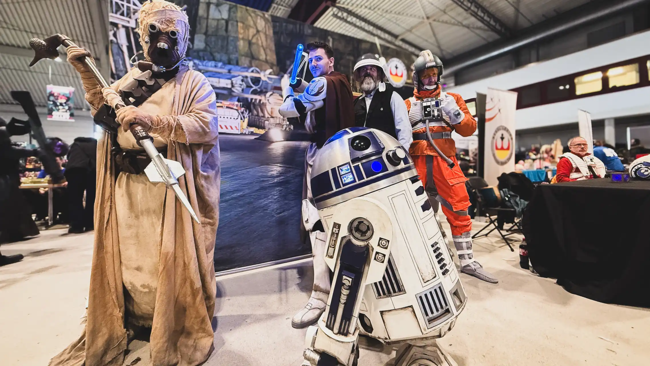 Mitglieder der Rebel Legion vor ihrem Hauptquartier auf der GEEKWORLD