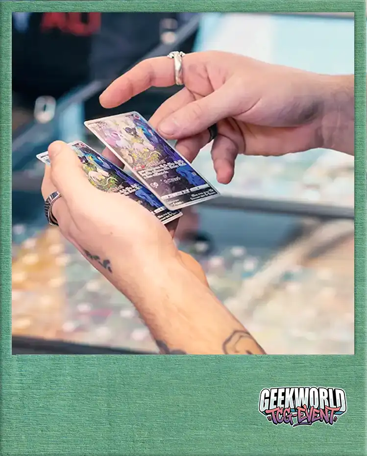 Nahaufnahme: zwei Hände prüfen Trading Cards vor der Bewertung